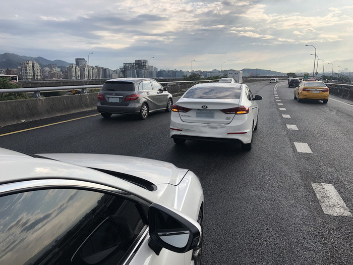 [有影片] elantra 車尾還滿硬的(附贈黑潮版照片)