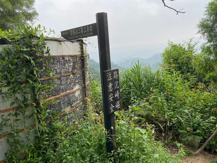 台中潭子｜聚興山．沿著蜿蜒而上的木階，登高望遠觀鷹賞花，健走享受茂密樹林