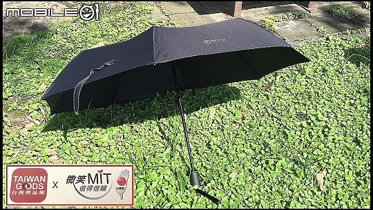 點我看大圖 業界唯一防潑水的自動折傘,輕盈又很好甩乾,不用再溼答答進入室內囉!