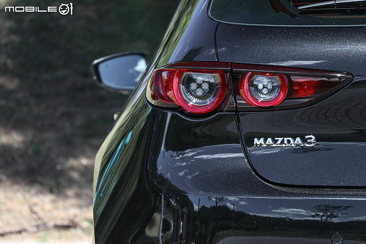 Mazda 3 五門型動旗艦進化版試駕|多一分帥氣的「原廠改」,加量不加價!