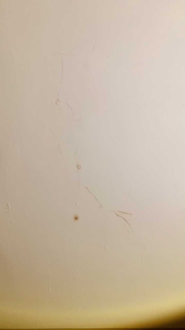 新成屋交屋後看到這狀況，請問是什麼工法還是建商漏水打針？