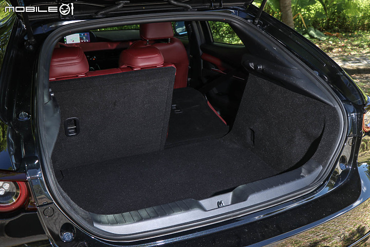 Mazda 3 五門型動旗艦進化版試駕|多一分帥氣的「原廠改」,加量不加價!