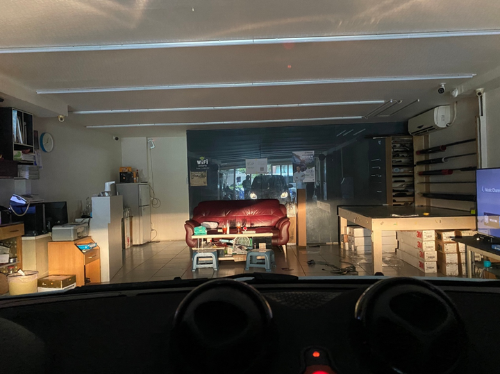 Smart牽沒多久就爆前檔,重貼格菱威隔熱紙施工分享
