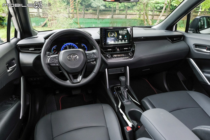 Toyota Corolla Cross Hybrid GR Sport 試駕|個性升級帥氣加持,街頭車聚的另種選擇!