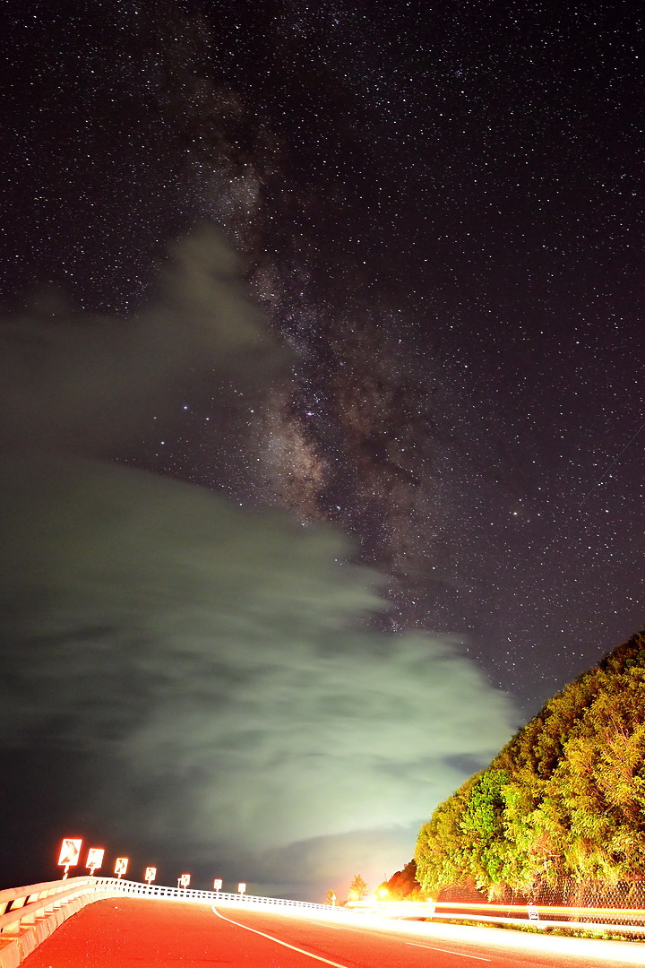 Z fc+14-24mm F2.8 S台9線404公里拍銀河：山與海、天上雲與隧道、公路及鐵路、汽車與火車同時與銀河入鏡。