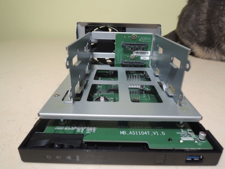 Asustor 5 埠 2.5GbE 網路交換器開箱分享