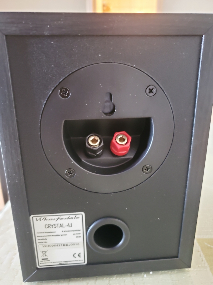 請問wharfedale 4.1的小喇叭要用什麼架子掛在天花板？