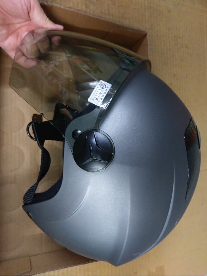 現在買機車都送西瓜皮安全帽？
