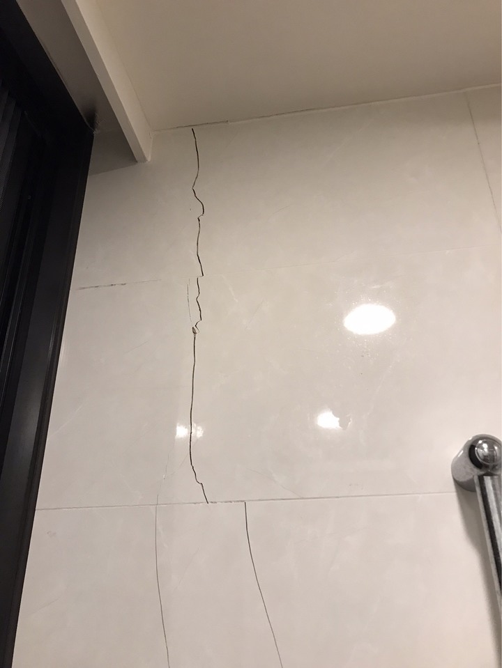 浴室磁磚裂開修繕報價請益
