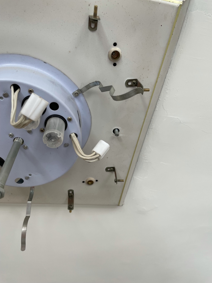 這座燈座 怎麼拆？