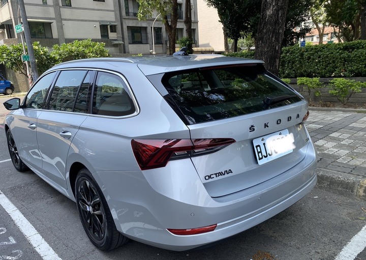 2021 octavia combi 1.0訂車/開箱+1000km阿塔滿載首露心得與油耗分享