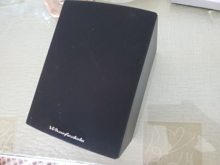 請問wharfedale 4.1的小喇叭要用什麼架子掛在天花板？