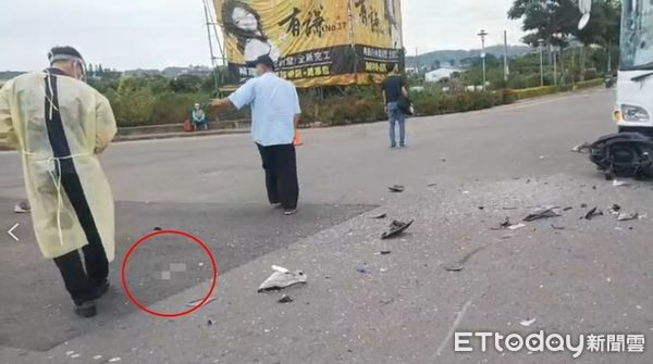 恐怖畫面曝!高中生騎車迎面撞高鐵公車「8cm大腿骨」疑噴路中