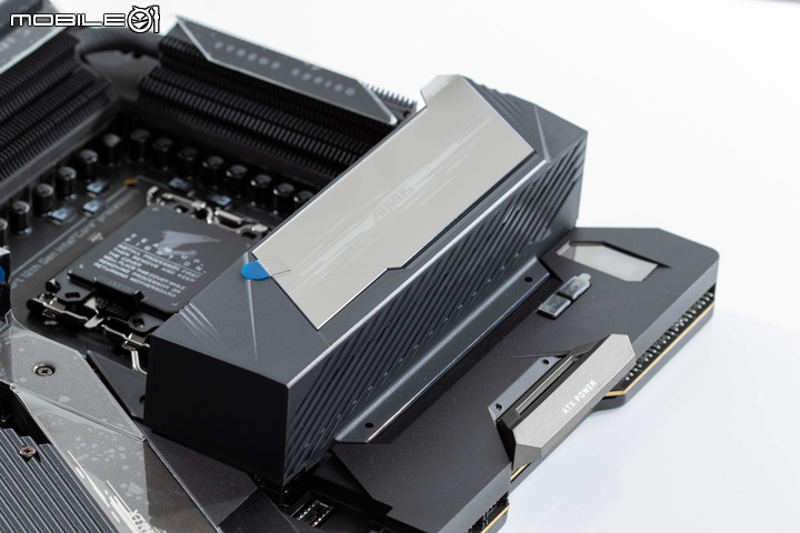 Gigabyte Z690 AORUS XTREME 主機板外觀開箱 以全覆蓋裝甲創造頂級性能美感