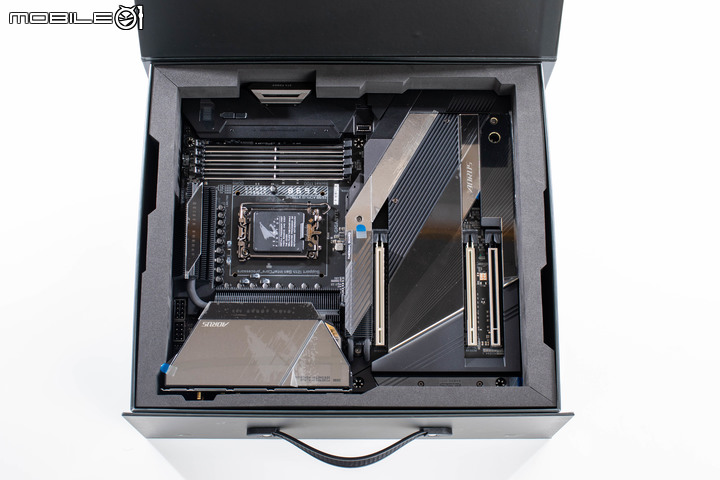 Gigabyte Z690 AORUS XTREME 主機板外觀開箱 以全覆蓋裝甲創造頂級性能美感