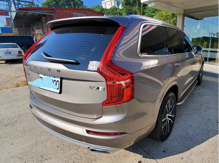 選了非主流車色（XC90B5M）