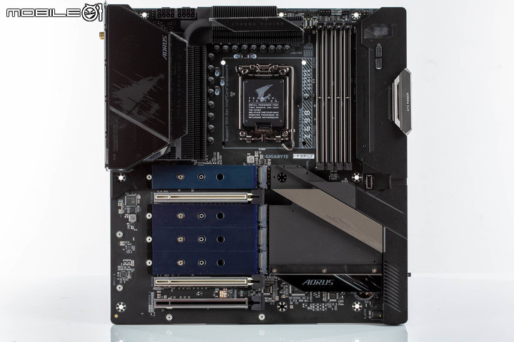 Gigabyte Z690 AORUS XTREME 主機板外觀開箱 以全覆蓋裝甲創造頂級性能美感