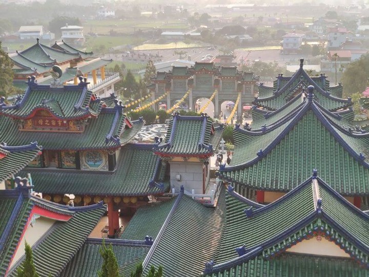 埔里寶湖宮天地堂地母廟介紹 - 為全台地母至尊總廟,以鋪滿青瓦的北方宮廷式廟宇建築而聞名全台