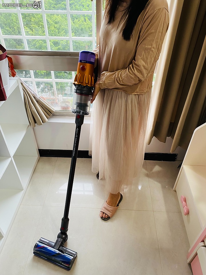 【開箱】還給我一塵不染的地板!!輕．美．科技感的Dyson V12 Detect™ Slim Total Clean吸塵器