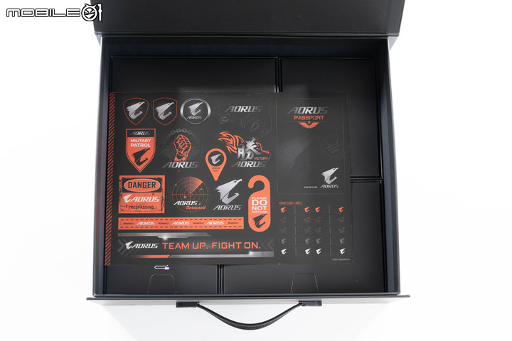 Gigabyte Z690 AORUS XTREME 主機板外觀開箱 以全覆蓋裝甲創造頂級性能美感