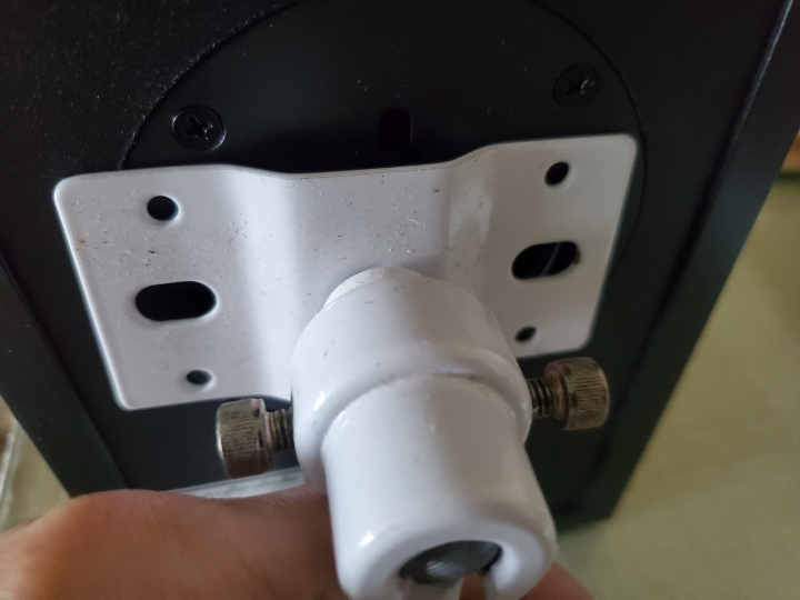 請問wharfedale 4.1的小喇叭要用什麼架子掛在天花板？