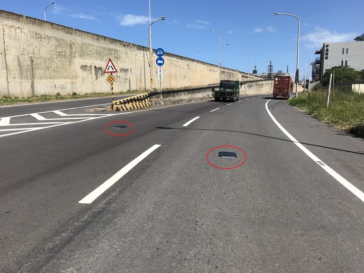 經常騎機車行經的兩條路上有凸起物。由於會影響行車安全，請問可以到那裡申訴拆除它?