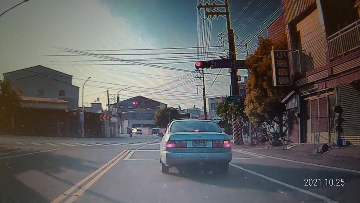 台灣駕照是不是太好考了？還是罰責太低了？