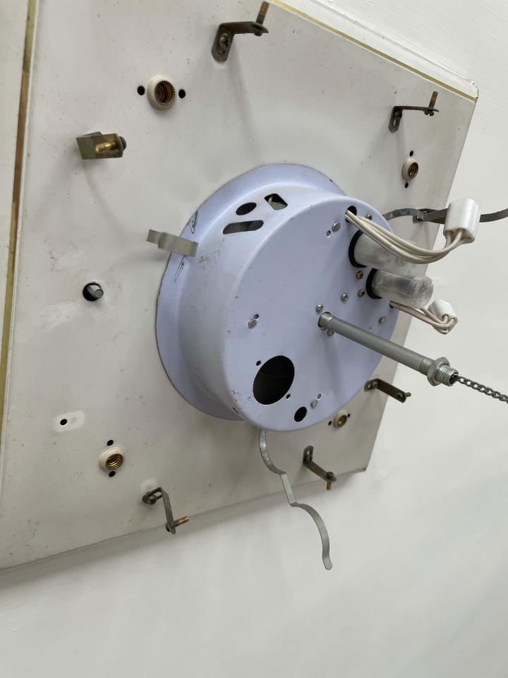 這座燈座 怎麼拆？