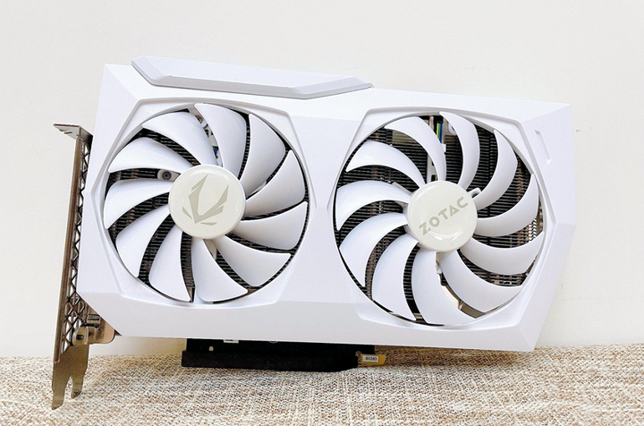 ZOTAC Gaming GeForce RTX 3060 AMP White Edition 開箱 - 潔淨純白的中階入門光追顯卡