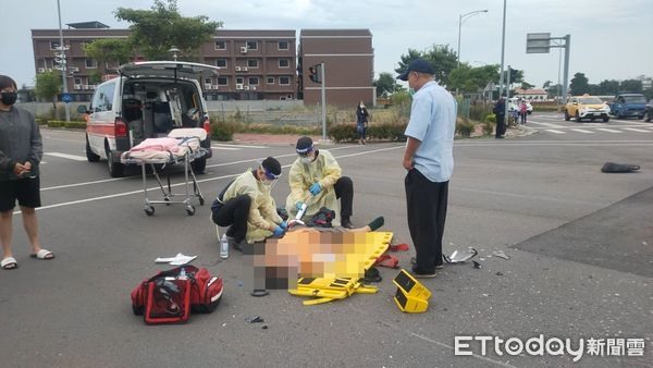 恐怖畫面曝!高中生騎車迎面撞高鐵公車「8cm大腿骨」疑噴路中