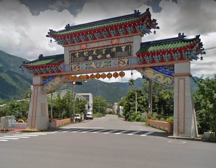 埔里寶湖宮天地堂地母廟介紹 - 為全台地母至尊總廟,以鋪滿青瓦的北方宮廷式廟宇建築而聞名全台