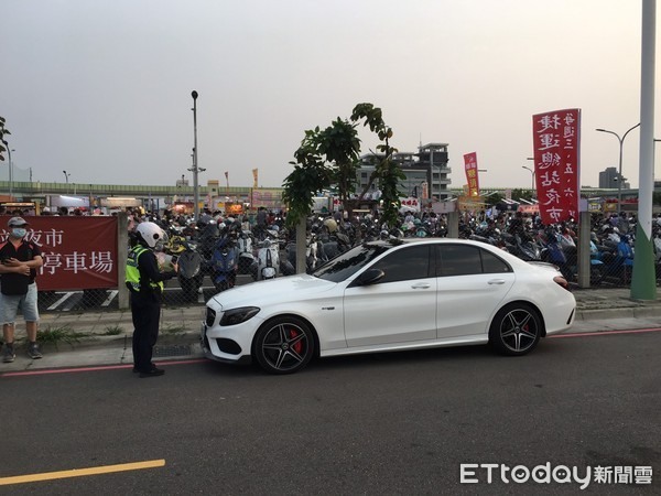 忠孝東路整排違停!他納悶「台男都這樣嗎」網噴:警察又不抓