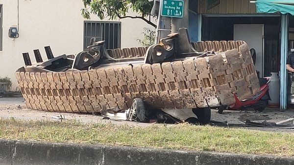 10噸履帶凌空砸「轎車變鐵餅」車主一旁吃麵嚇傻:剛下車5分鐘