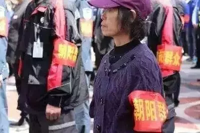 紅衛兵再起,軍媒鼓動「朝陽大媽」抓美國間諜