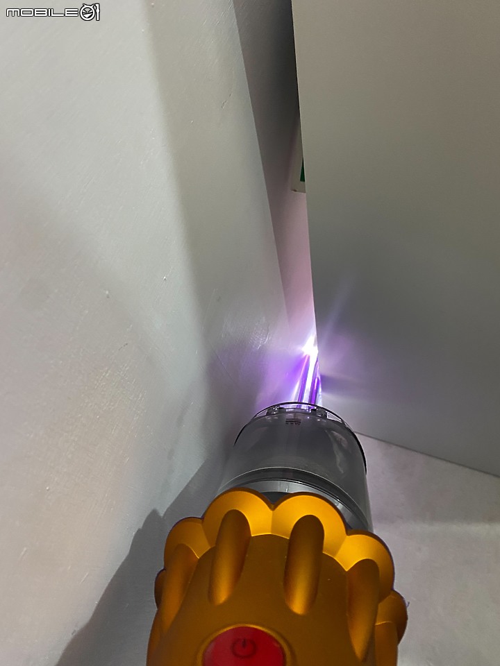 點我看大圖 【開箱】還給我一塵不染的地板!!輕.美.科技感的Dyson V12 Detect™ Slim Total Clean吸塵器