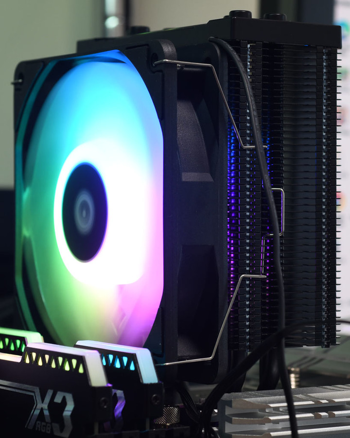ID-COOLING SE-224-XT ARGB V2散熱器簡介及測試