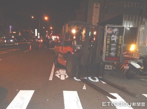 堆高機牙叉停半空！20歲男載19歲男經過「正中頭部」雙雙慘死