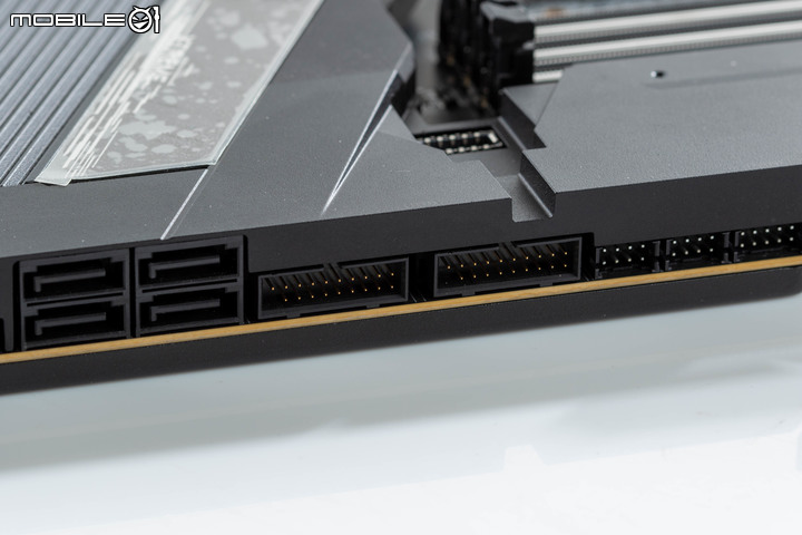 Gigabyte Z690 AORUS XTREME 主機板外觀開箱 以全覆蓋裝甲創造頂級性能美感