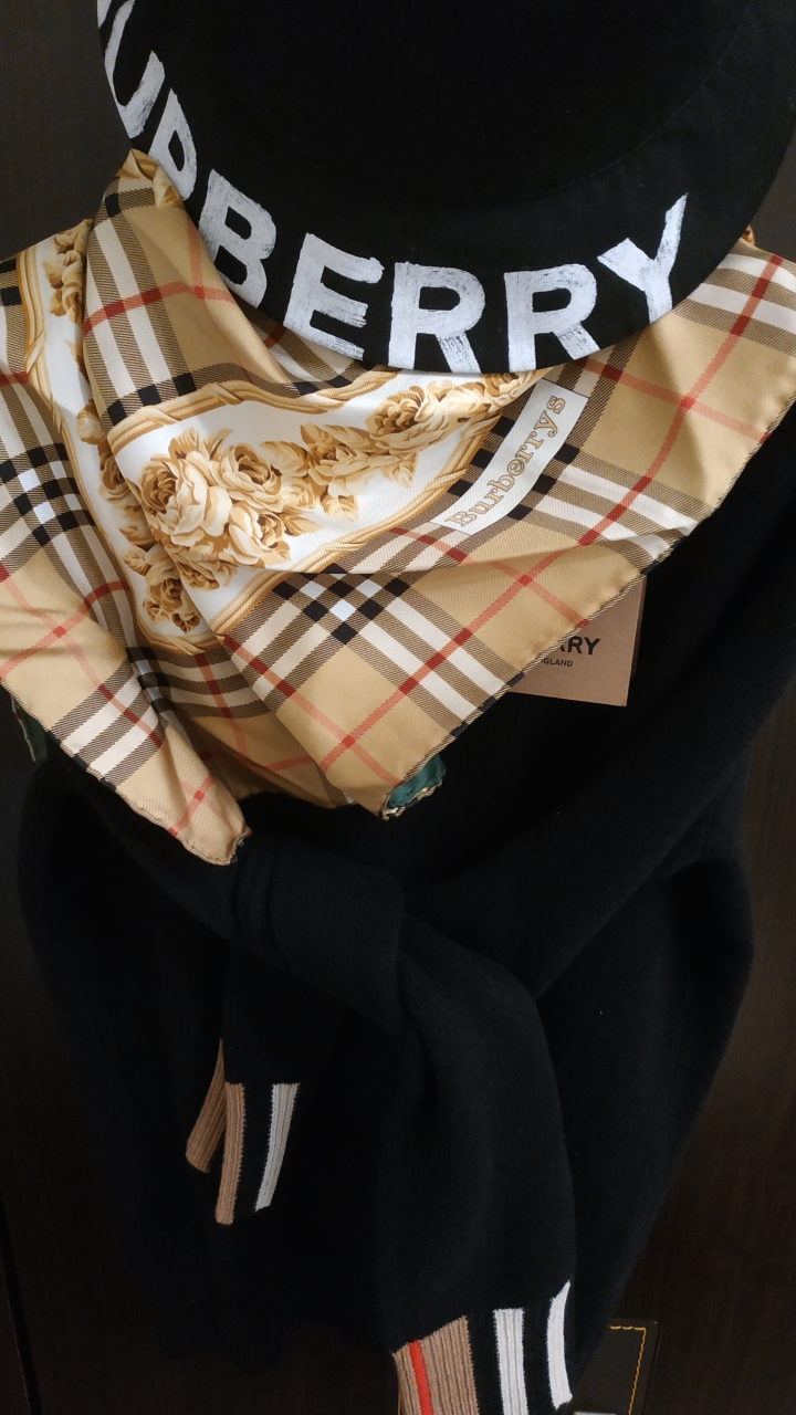 開箱 Burberry 女款羊絨衫