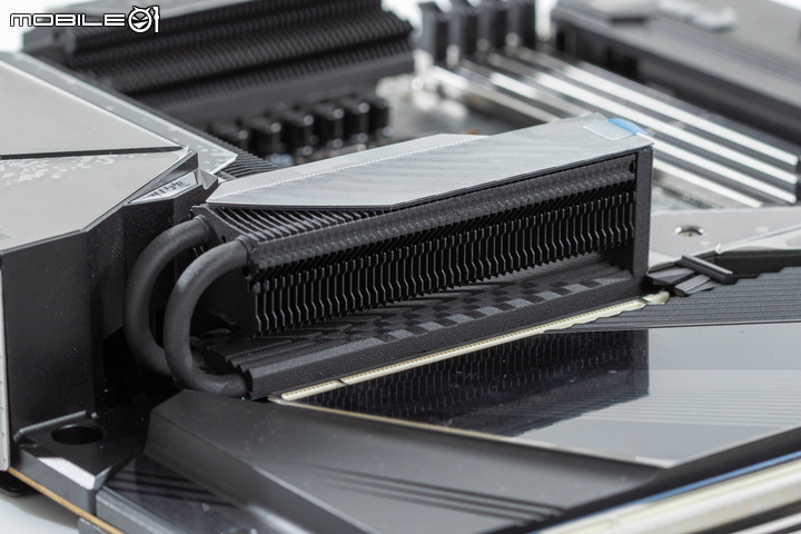 Gigabyte Z690 AORUS XTREME 主機板外觀開箱 以全覆蓋裝甲創造頂級性能美感