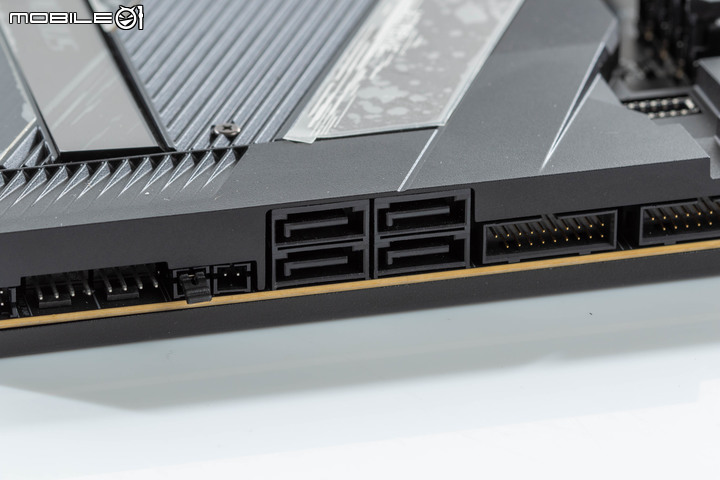 Gigabyte Z690 AORUS XTREME 主機板外觀開箱 以全覆蓋裝甲創造頂級性能美感