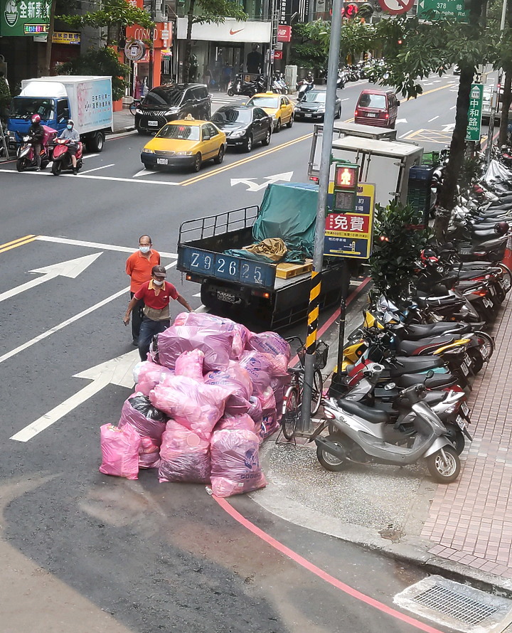 社區垃圾堆路口很沒公德心