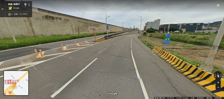經常騎機車行經的兩條路上有凸起物。由於會影響行車安全，請問可以到那裡申訴拆除它?
