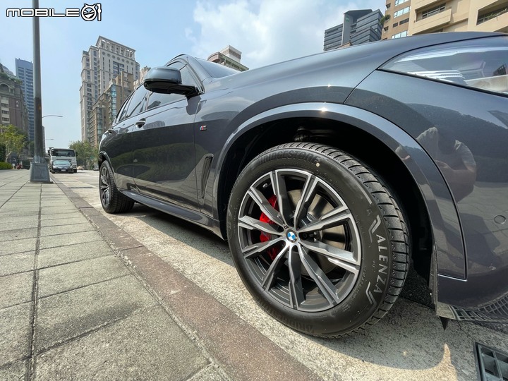 點我看大圖 【 簡易開箱 X5 25d-灰】請問BMW方向盤裝套會影響自動輔助駕駛手握的功能嗎?