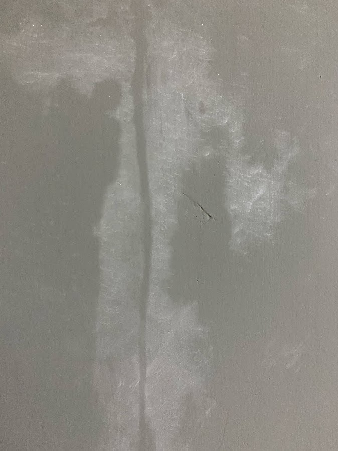 灰色牆壁 白斑?