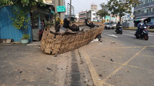 10噸履帶凌空砸「轎車變鐵餅」車主一旁吃麵嚇傻:剛下車5分鐘