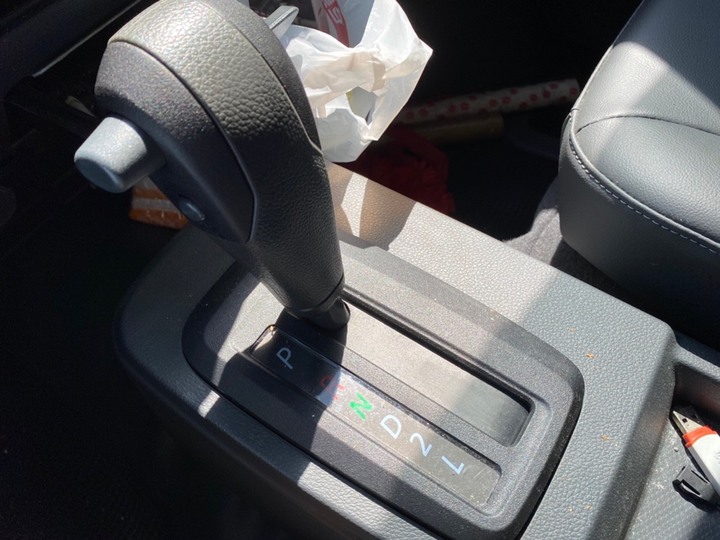 來個比較少見的小貨車開箱,這顏色比制服藍好看多了