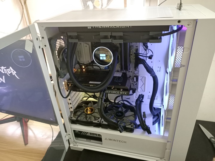 潛力股的鄰家女孩 Montech Air Fan P120 風扇開箱頻測 及機殼電源倉上安裝風扇溫度測試