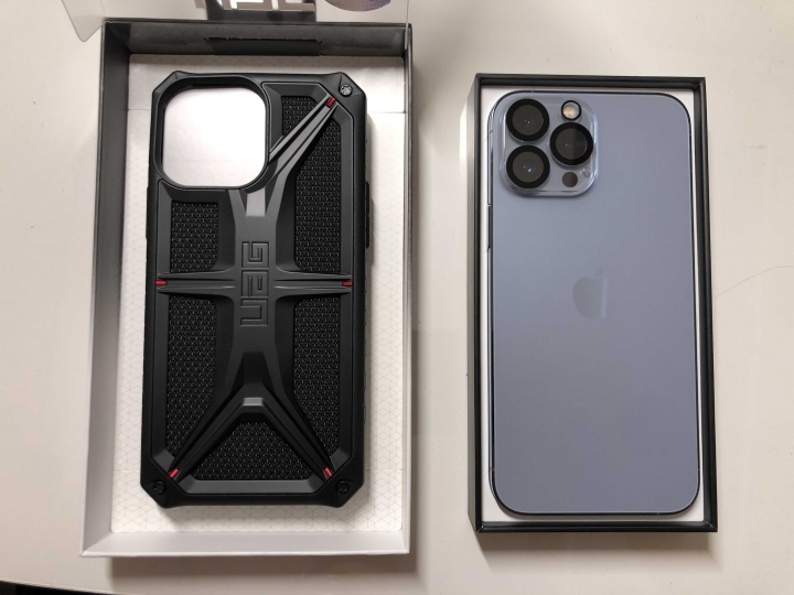 關於iPhone 13 Pro Max 天峰藍色UAG配色