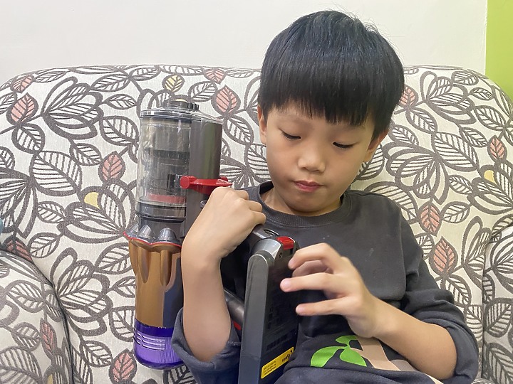 [體驗分享] Dyson/ V12 Detect™ Absolute Extra 完整再進化的手持吸塵好利器!!